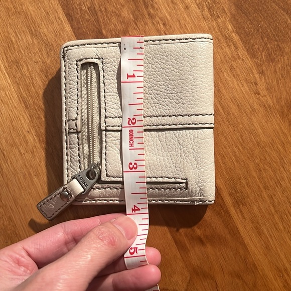 Fossil mini wallet can hold a lot - Picture 7 of 8